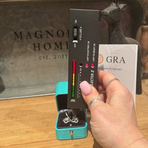 Over 2 ctw Moissanite clover dangle earrings - Picture 3 of 6